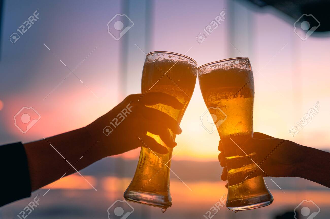 Casal, Mãos, Segurando, Gás Cerveja, E, Clanging, Em, A, Bar, Em, Verão,  Pôr Do Sol Foto Royalty Free, Gravuras, Imagens e Banco de fotografias.  Image 145877068