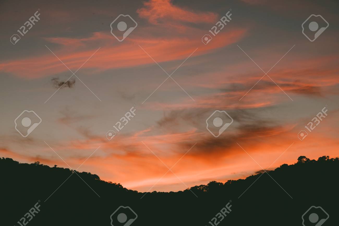 夕日の逆光シルエット山 の写真素材 画像素材 Image
