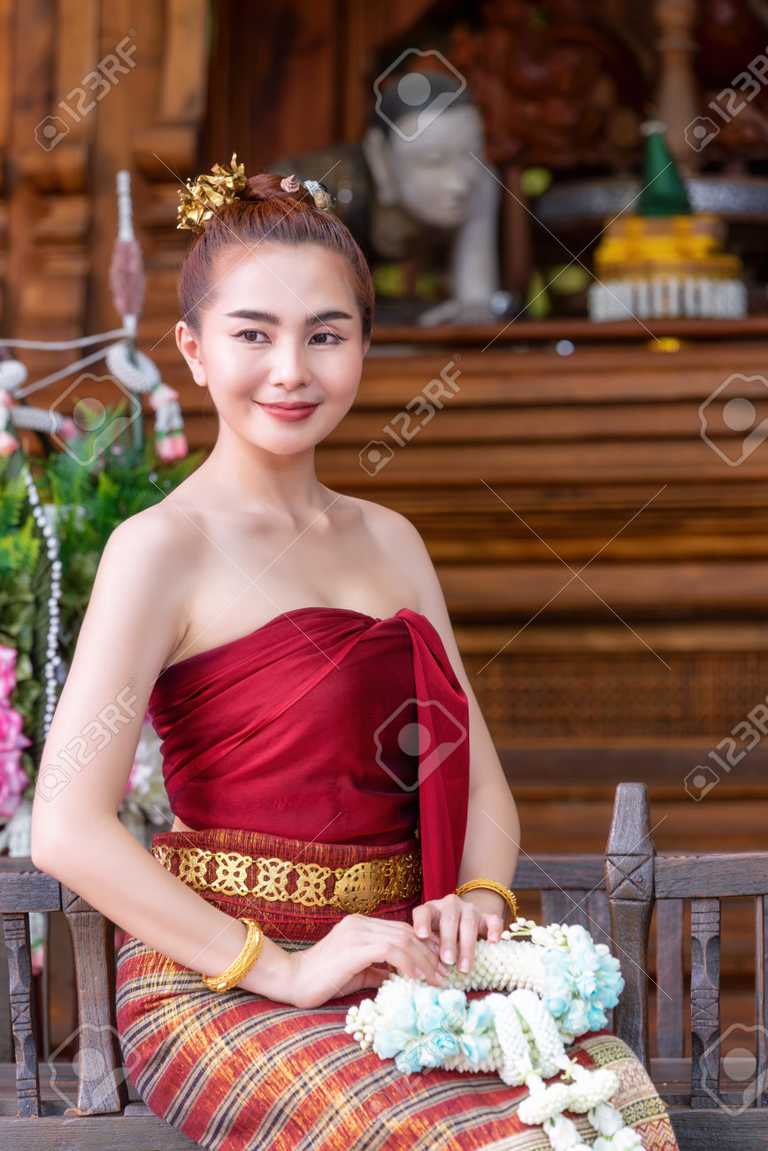 タイ　女 伝統的なタイ北部の文化衣装を着たタイ人女性。タイのアイデンティティ文化の写真素材・画像素材 Image 206654273