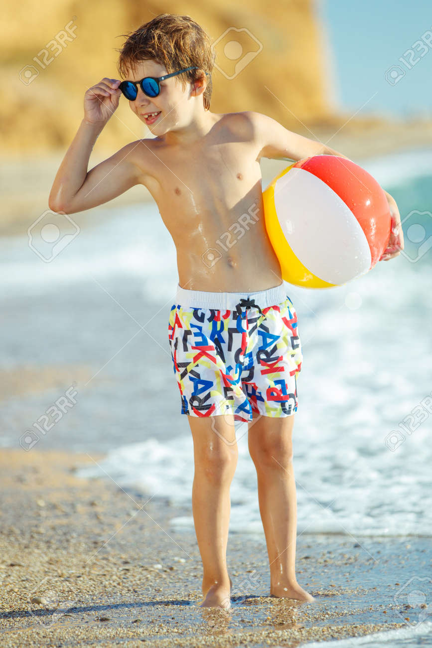 水着子 海の子。子供のファッション。ビーチで水着姿の子供。高品質の写真。の写真素材・画像素材 Image 167453960