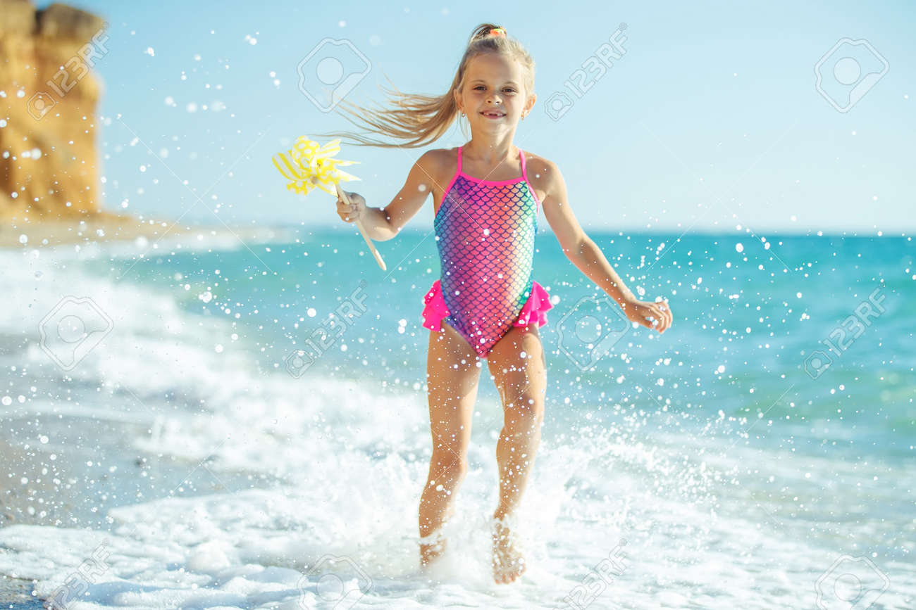 水着子 海の子。子供のファッション。ビーチで水着姿の子供。高品質の写真。の写真素材・画像素材 Image 173731113