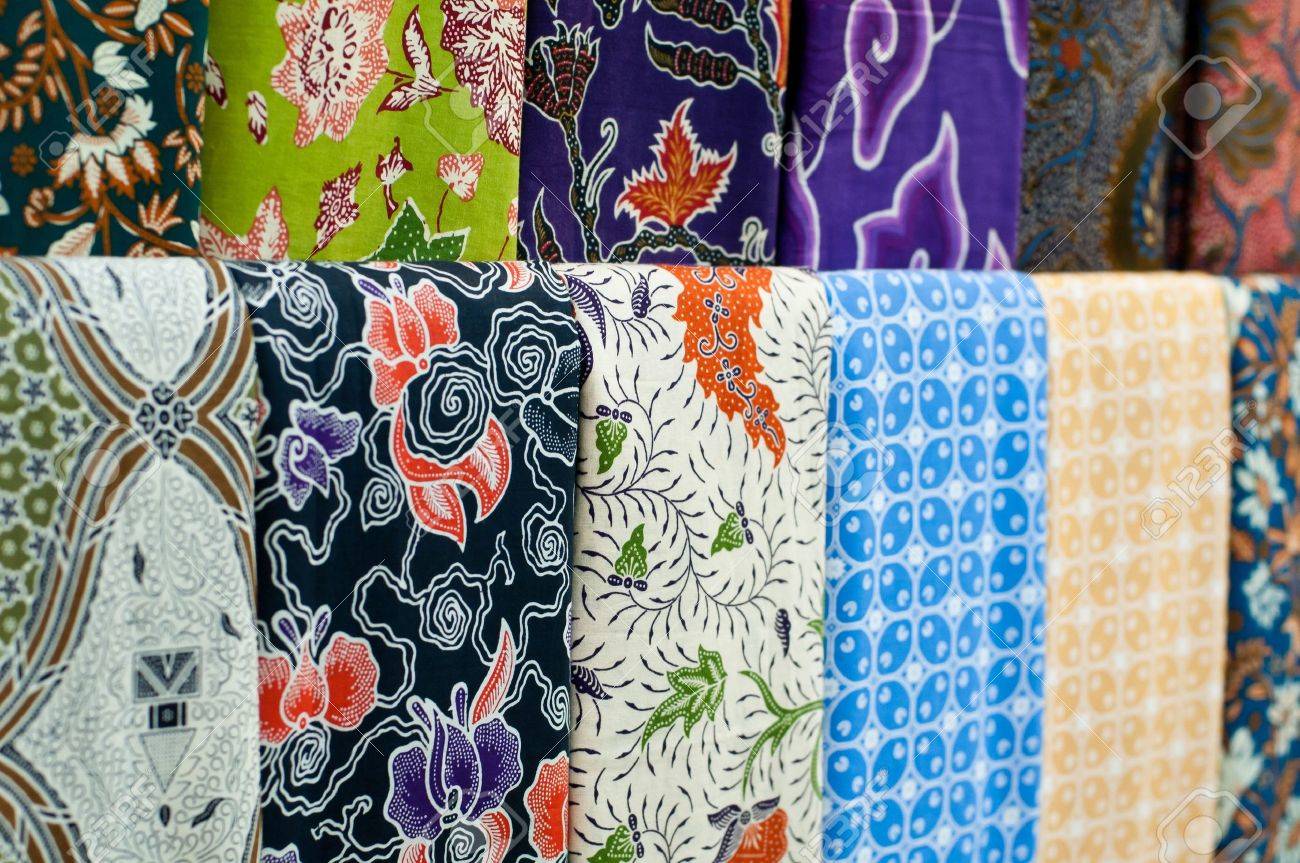 カラフルなバティック ジョグ ジャカルタ 中央ジャワ インドネシアのクローズ アップ の写真素材 画像素材 Image 15