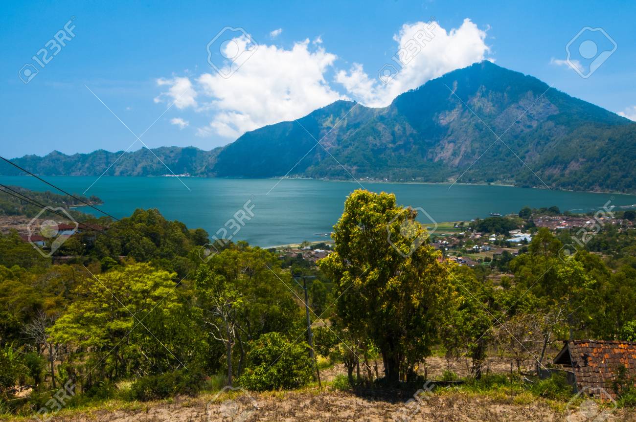 バトゥール火山とバトゥール湖の風景です バリ島 インドネシア の写真素材 画像素材 Image