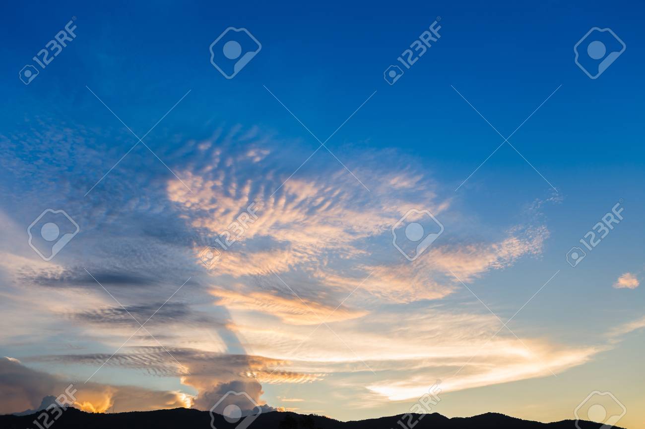 夕方の空で太陽光と影の線 の写真素材 画像素材 Image