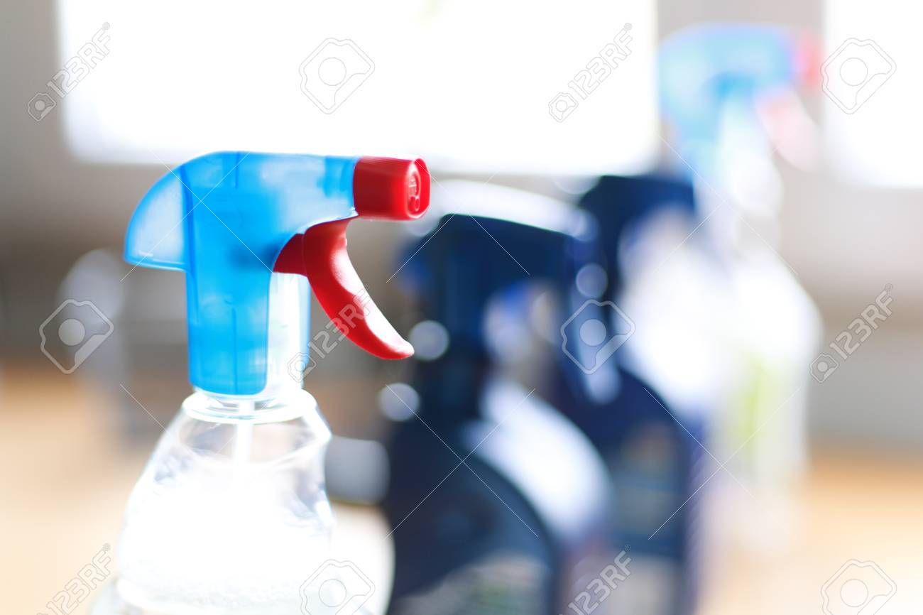 消毒の家庭用洗剤のスプレー ボトル の写真素材 画像素材 Image