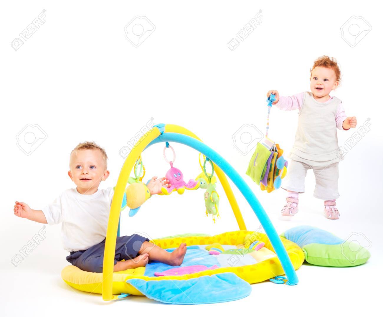 1 歳 男の子と女の子 と一緒に遊んで楽しむおもちゃ スタジオ撮影 写真を目に見えるすべてのおもちゃは リリース正式の財産です の写真素材 画像素材 Image