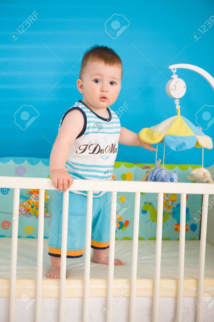 Baby Boy 1 An Debout Dans Lit De Bebe A La Chambre Des Enfants Banque D Images Et Photos Libres De Droits Image 365