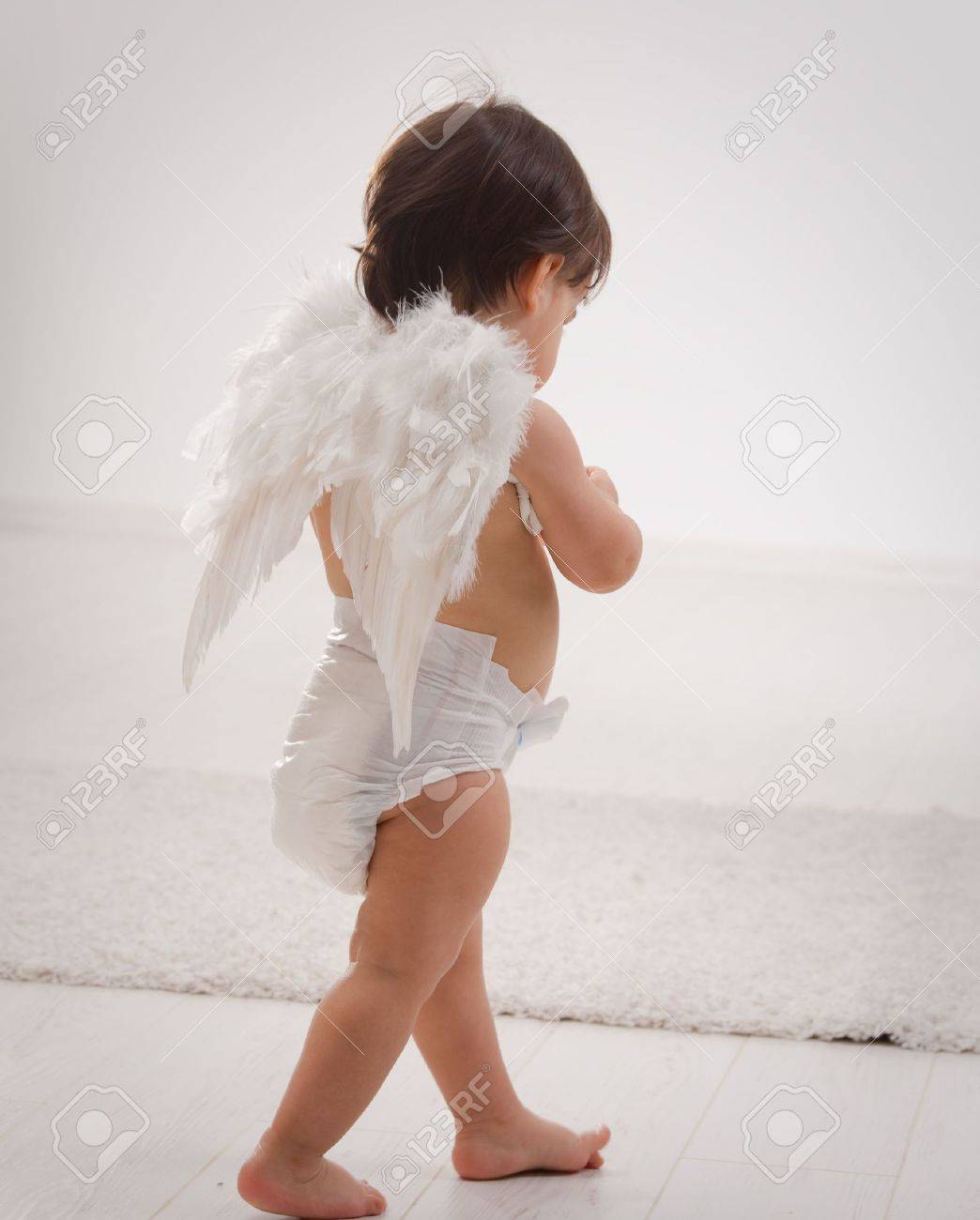 Un An Petite Fille Agee De Deux Ailes D Ange Vetu De Blanc Back View Isole Sur Fond Blanc Banque D Images Et Photos Libres De Droits Image
