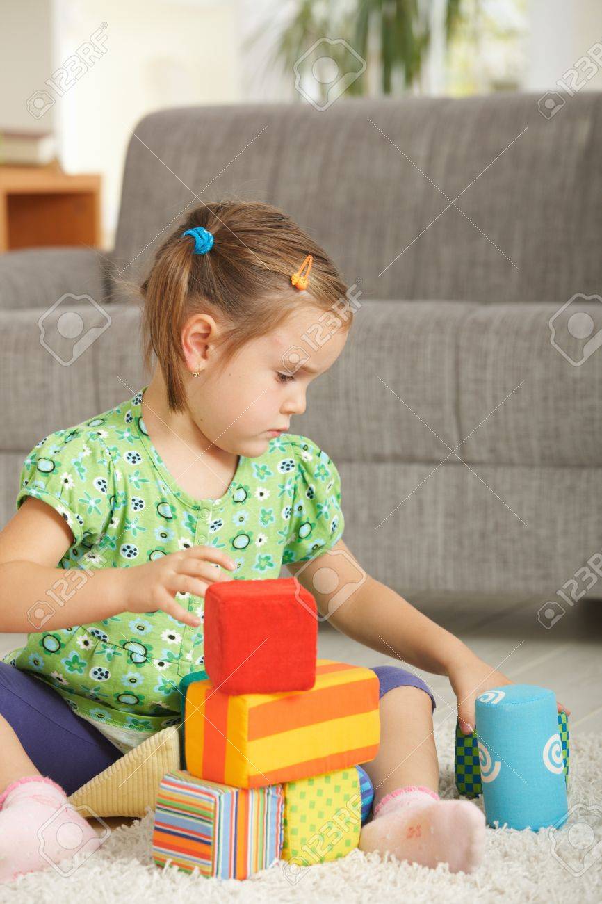 Con Concentrando La Niña3 Bloques 4 Juguete Casa De AñosJugando En ikPZXu