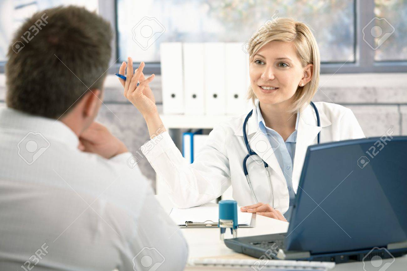 Confident female doctor discussing diagnosis with patient in office, smiling. - 7653600 Confident female doctor discussing diagnosis with patient in office, smiling. - 7653600