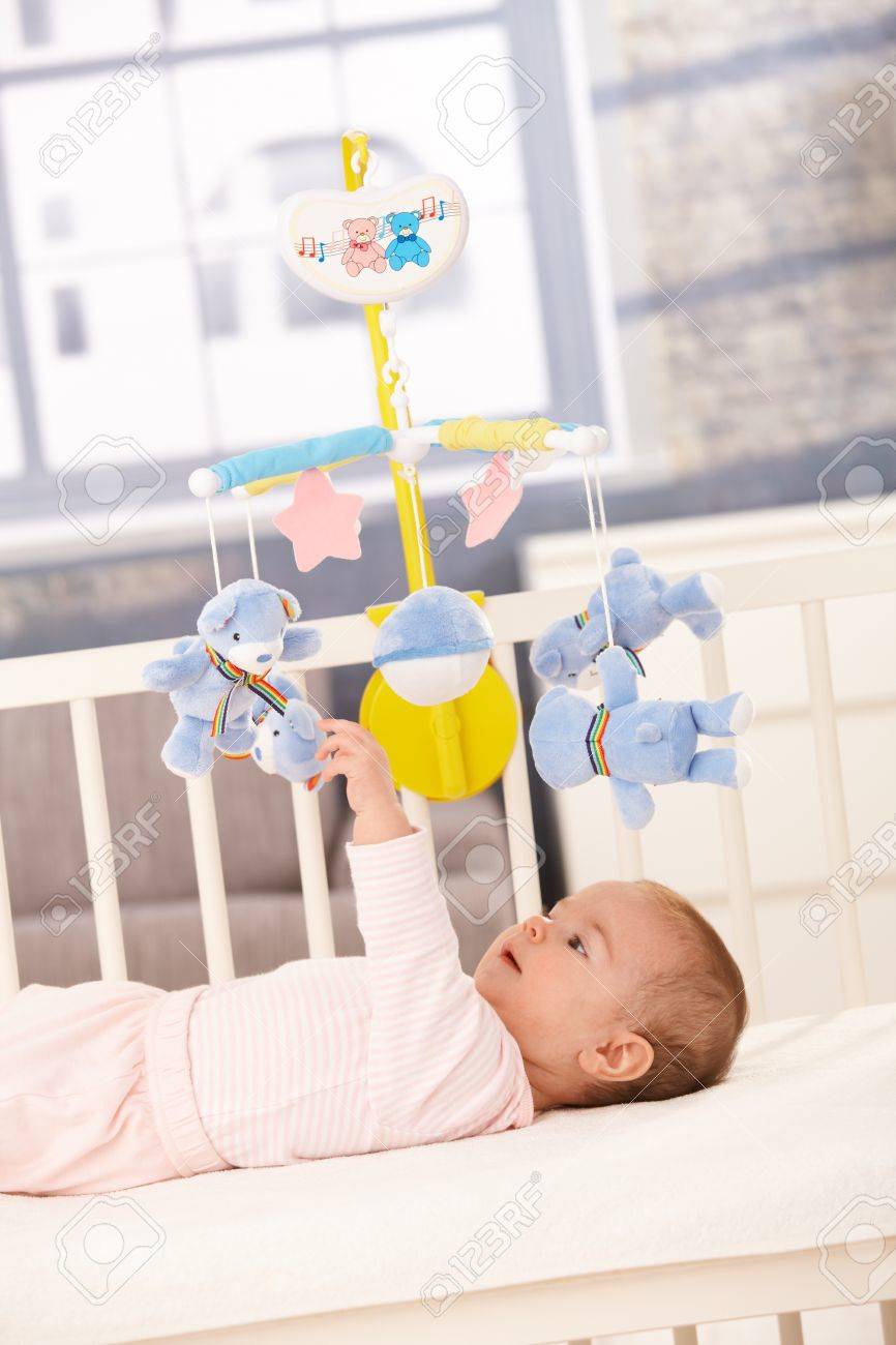 Bebe Joue Avec Un Lit Jouet Mobile Atteignant Jusqu A Ours En Peluche Banque D Images Et Photos Libres De Droits Image
