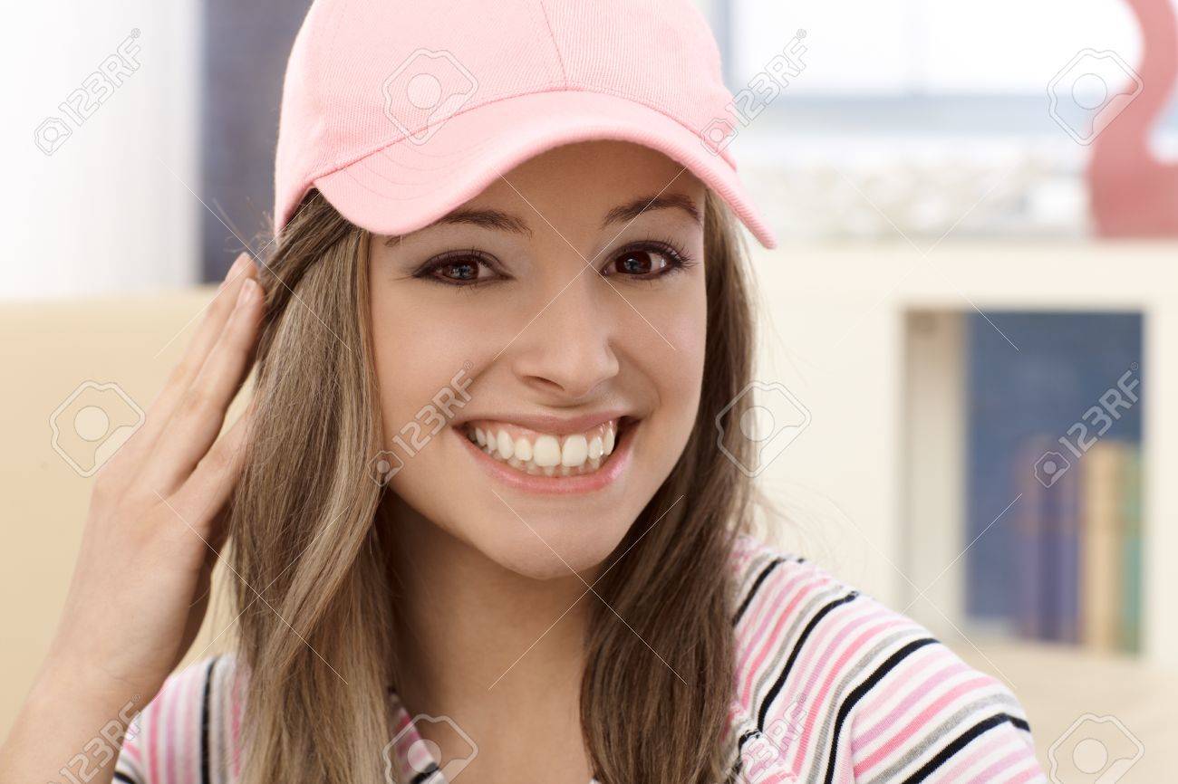 ピンクの野球帽で魅力的な若い女の子のクローズ アップ肖像笑みを浮かべてします の写真素材 画像素材 Image