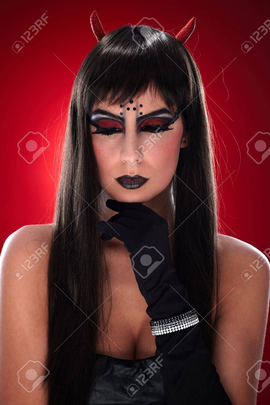 Portrait Du Diable Comme La Femme Avec Des Cornes Rouges Et Le Maquillage Mechants Banque D Images Et Photos Libres De Droits Image