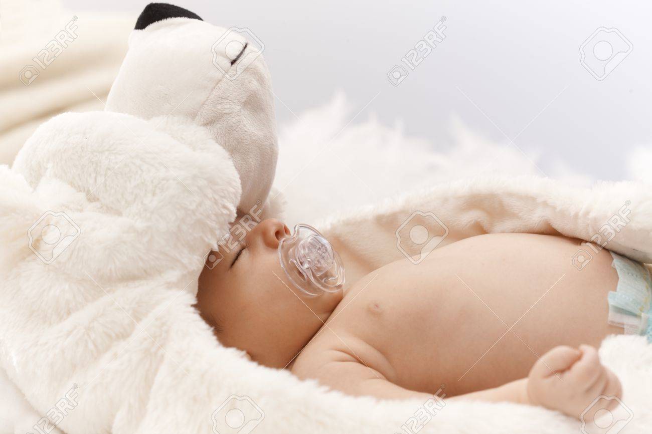 愛らしい寝ている生まれたばかりの赤ちゃんの写真をクローズ アップ 横から見た図 の写真素材 画像素材 Image 愛らしい寝ている生まれたばかりの赤ちゃんの写真をクローズ アップ 横から見た図 の写真素材 画像素材 Image