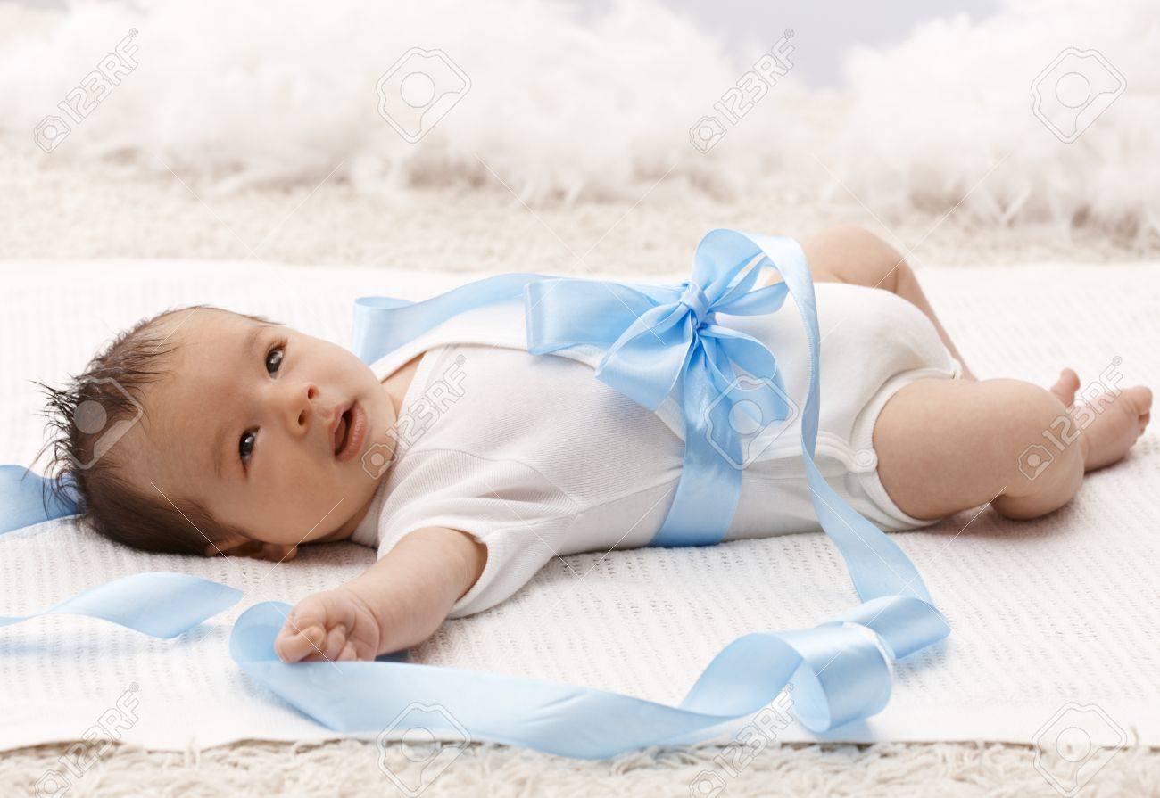 Beau Bebe Nouveau Ne Couche Sur Le Dos En Body Blanc Et Ruban Bleu Autour De La Taille Banque D Images Et Photos Libres De Droits Image