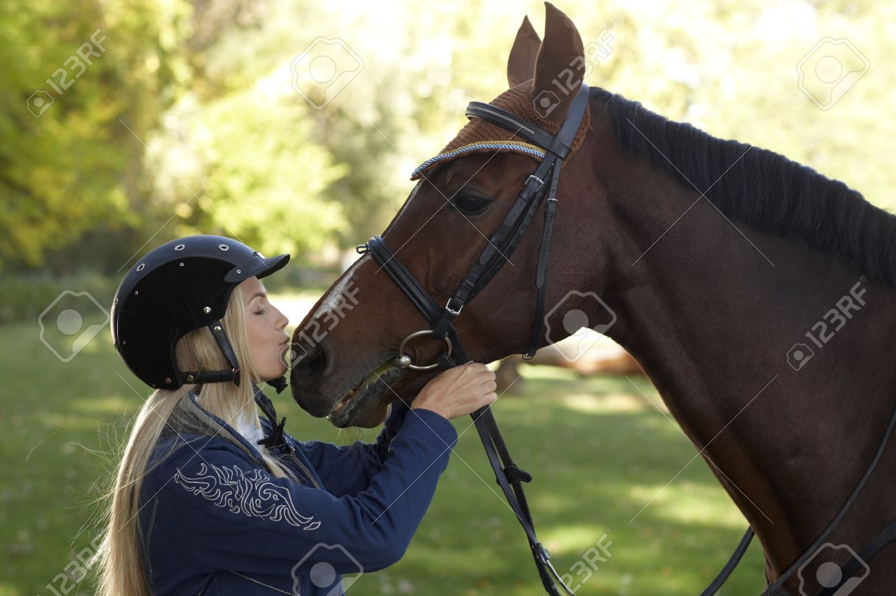 Femme baiser par un cheval