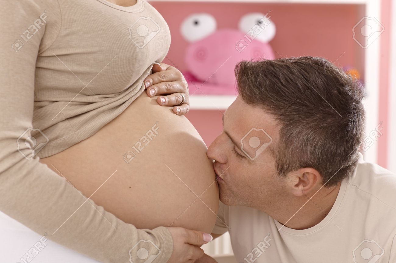 幸せな父の妊婦のお腹にキスします の写真素材 画像素材 Image 幸せな父の妊婦のお腹にキスします の写真素材 画像素材 Image