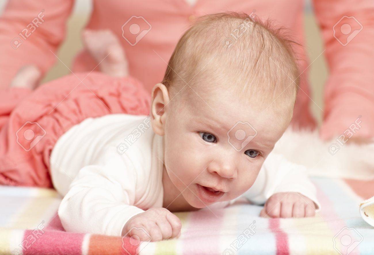 Photo Gros Plan De Petit Bebe Tete De Levage Du Nouveau Ne Banque D Images Et Photos Libres De Droits Image