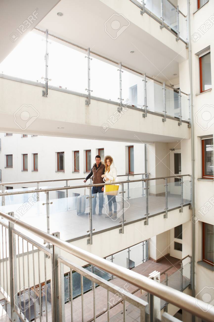 Junges Paar Aus Dem Haus Gehen Auf Stadtereise Mit Kleinen Koffer