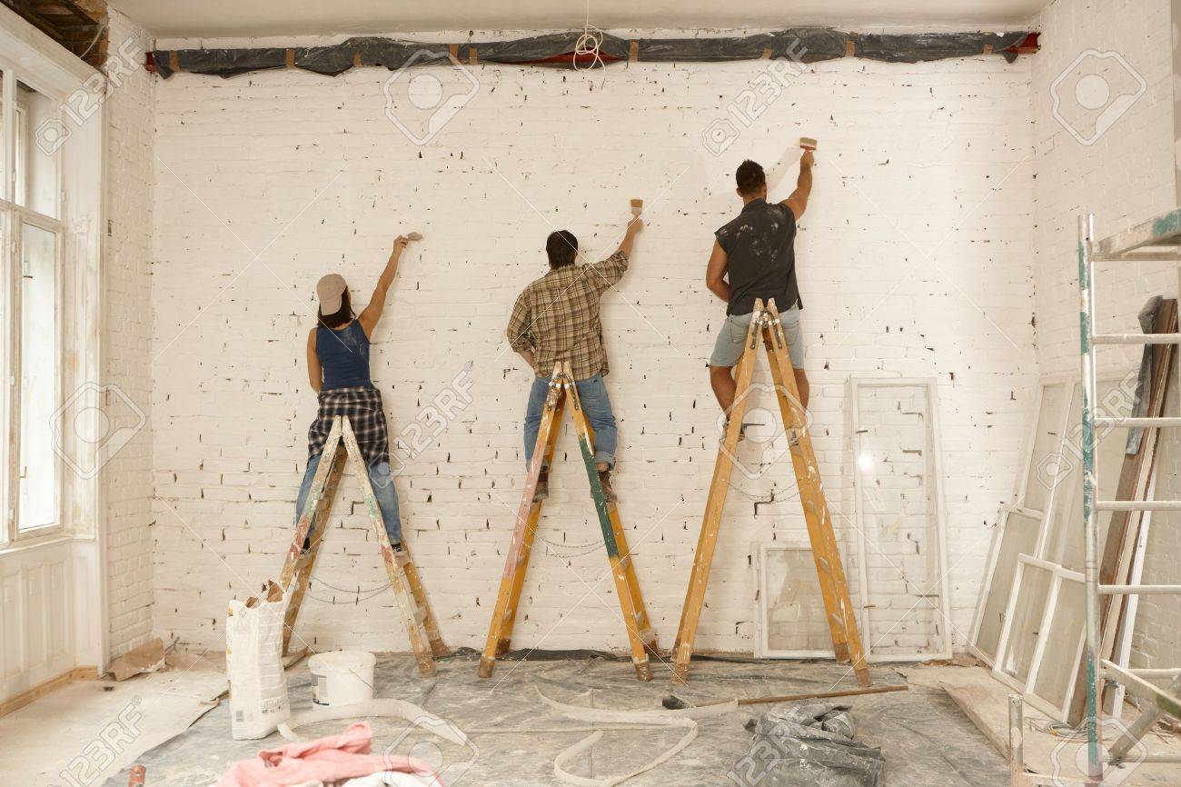 Equipo Pintor Trabajando En La Renovacion Del Sitio De Pie En La
