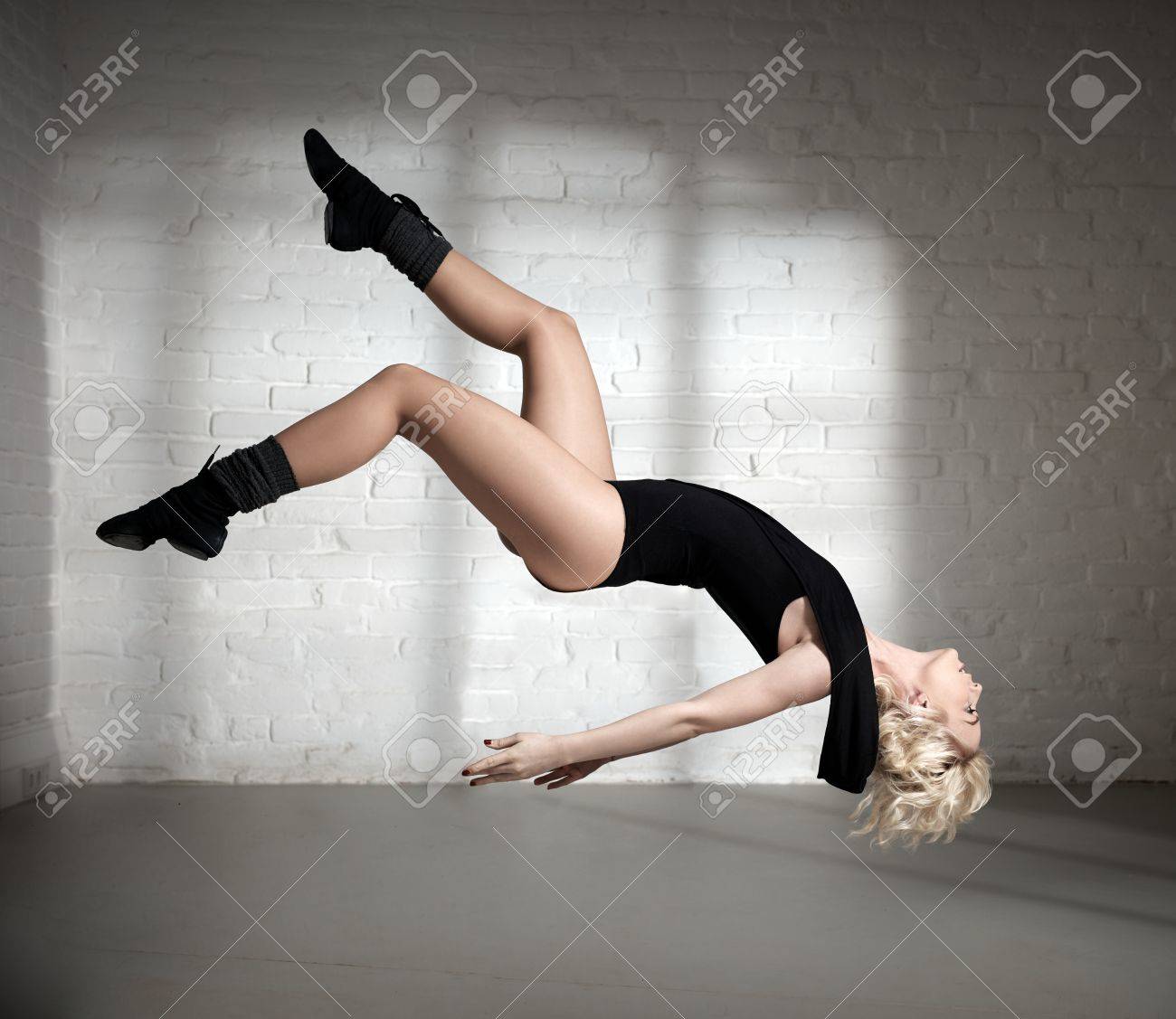 女性ダンサーの美しいポーズを飛んでいます 錯覚 の写真素材 画像素材 Image 女性ダンサーの美しいポーズを飛んでいます 錯覚 の写真素材 画像素材 Image