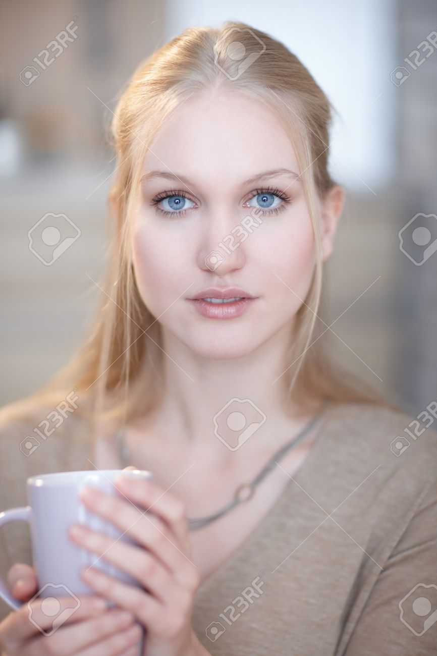 罪のない探して北欧女性茶マグカップを保持 カメラ 青い目の肖像画 の写真素材 画像素材 Image 罪のない探して北欧女性茶マグカップを保持 カメラ 青い目の肖像画 の写真素材 画像素材 Image