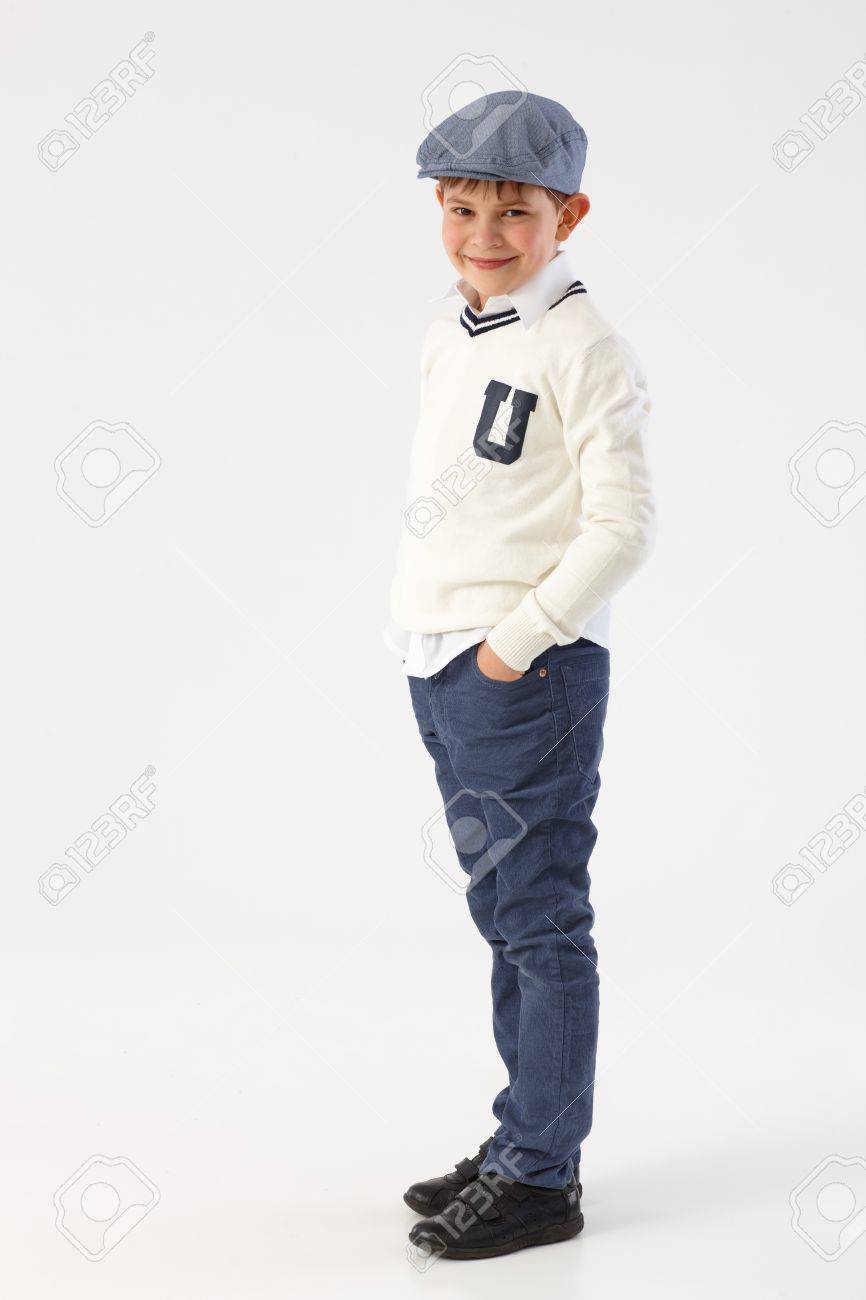 Kuhler Kleiner Schuljunge Stehend Mit Den Handen In Den Taschen Hut Tragen Lizenzfreie Fotos Bilder Und Stock Fotografie Image 81114325