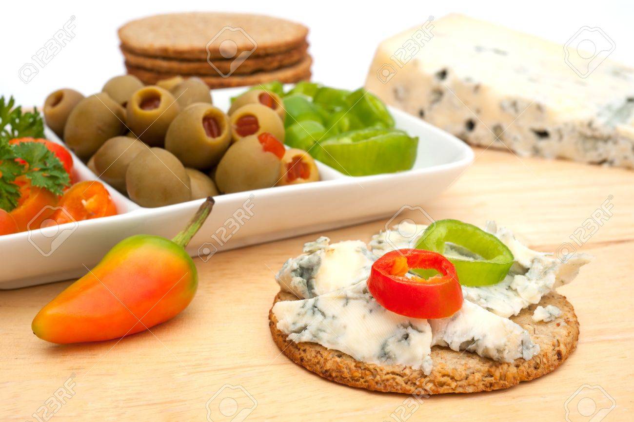 パーティー料理の準備 青いチーズ クラッカー オリーブ の写真素材 画像素材 Image