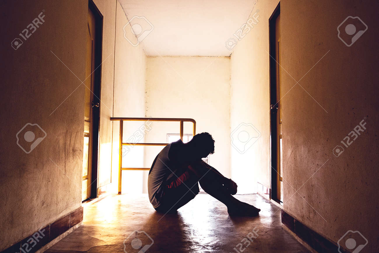 Triste Homem Infeliz De Fato Preto Sentado Na Cadeira E Na Face Fechada Por  Duas Mãos Imagem de Stock - Imagem de fechado, assustado: 163081299