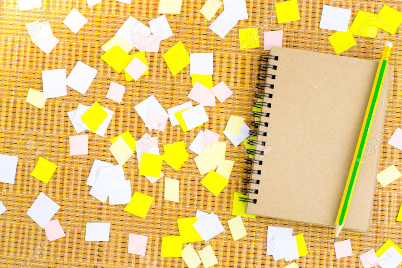 Bloco De Notas Com O Lapis No Fundo De Madeira Da Placa Usando Papel De Parede Ou Plano De Fundo Para A Educacao Fotografia De Negocios Tome Nota Do Produto Para Livro