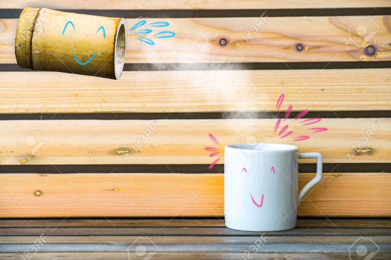 木材の背景に竹筒に水のガラス パッケージまたは製品コンセプトと爽やかなイメージの壁紙を使用しています の写真素材 画像素材 Image