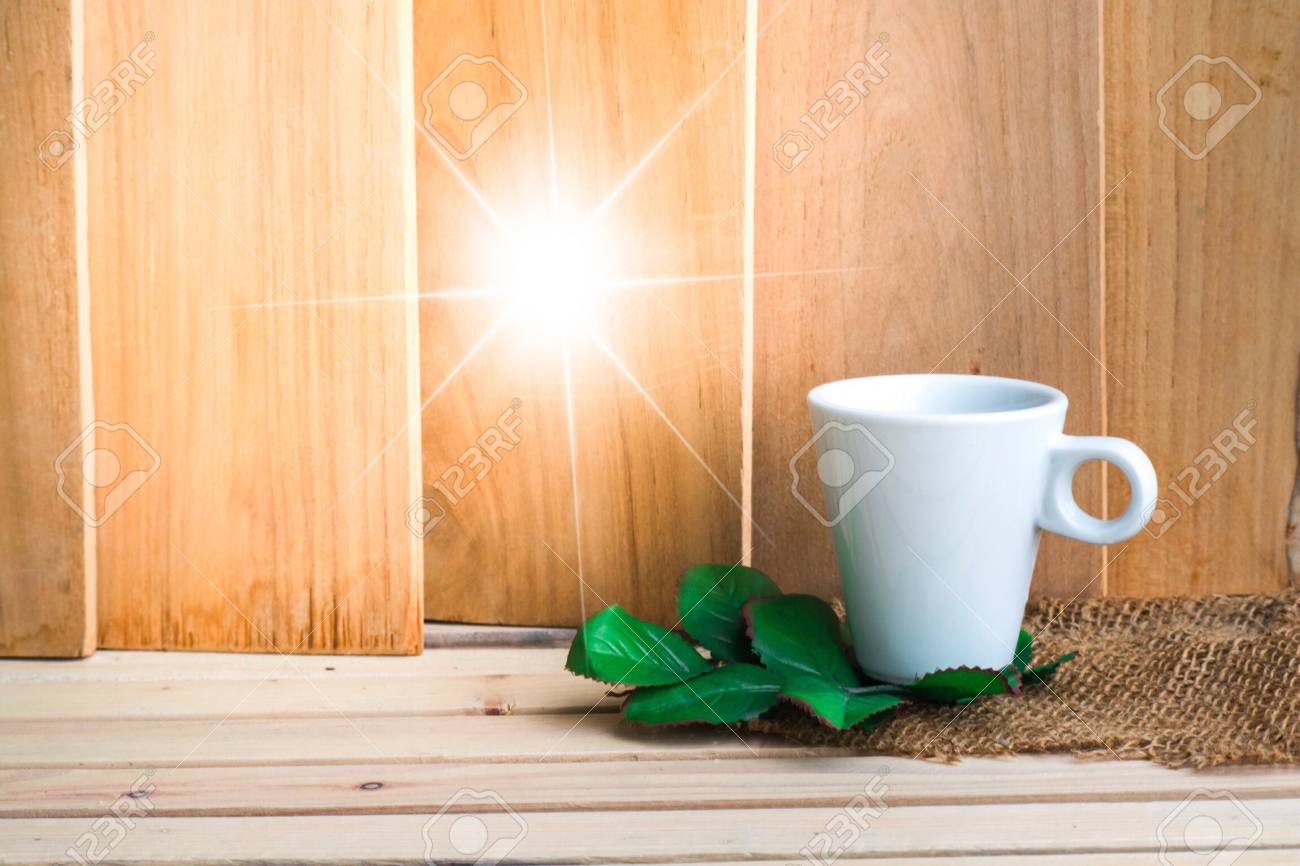 木材の背景の輝きとコーヒー カップ 壁紙を使用して パッケージまたは製品のため カフェや朝のイメージとコピー スペース の写真素材 画像素材 Image