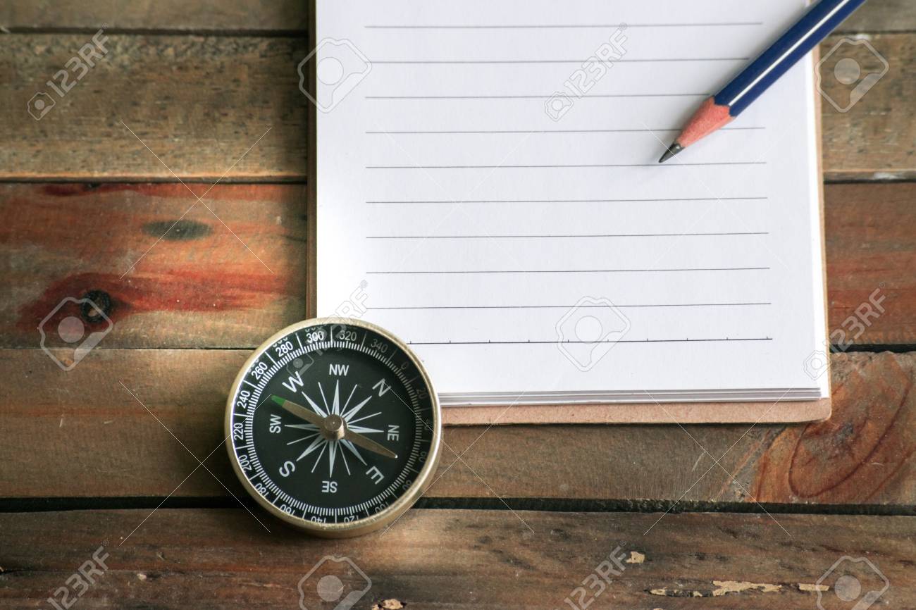コンパスの木製の背景を持つメモ帳 壁紙や背景旅行やナビゲーターの画像を使用しています の写真素材 画像素材 Image