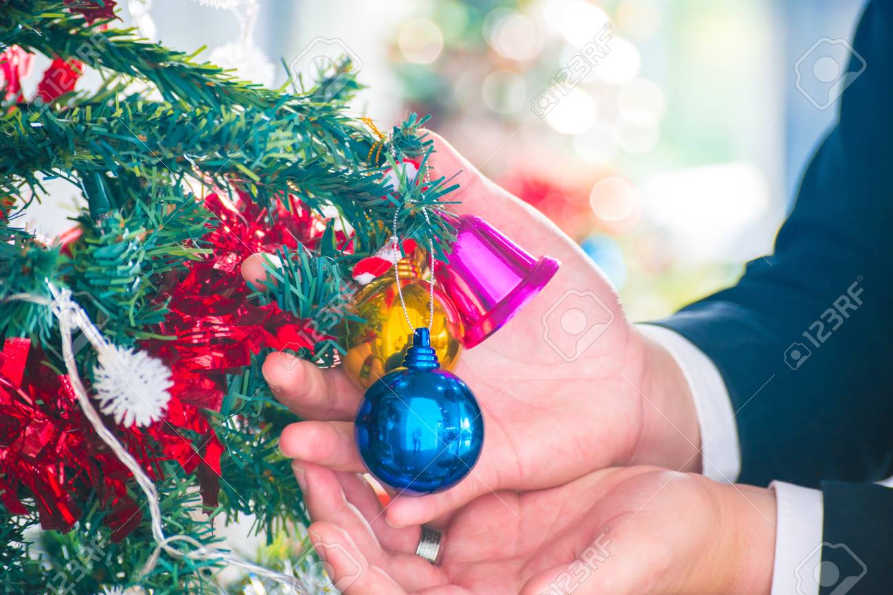 木のボケの背景に葉のクリスマスとギフトボックスとクリスマスツリーと男の手 幸せな新年18年の画像のための壁紙や背景を使用しています の写真素材 画像素材 Image 木のボケの背景に葉のクリスマスとギフトボックスとクリスマスツリーと男の手 幸せな新年18年の画像のための壁紙や背景を使用しています の写真素材 画像素材 Image