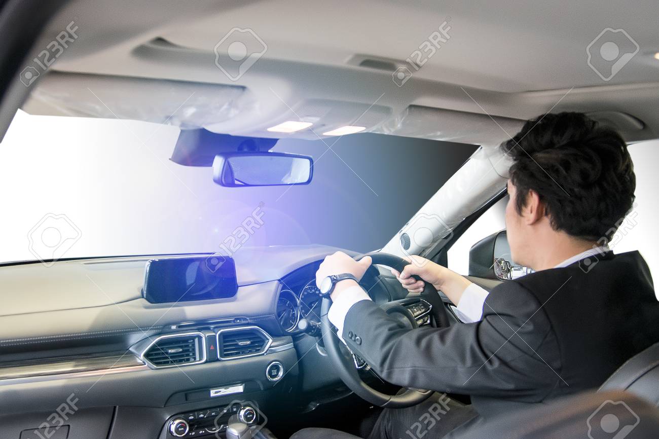 ショールームでぼやけた背景に車を運転する男アジア 輸送 自動車や車のイメージのための壁紙を使用しています の写真素材 画像素材 Image