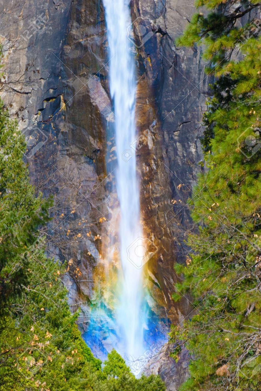 これは虹下部ヨセミテ滝 ヨセミテ国立公園 カリフォルニア州です の写真素材 画像素材 Image
