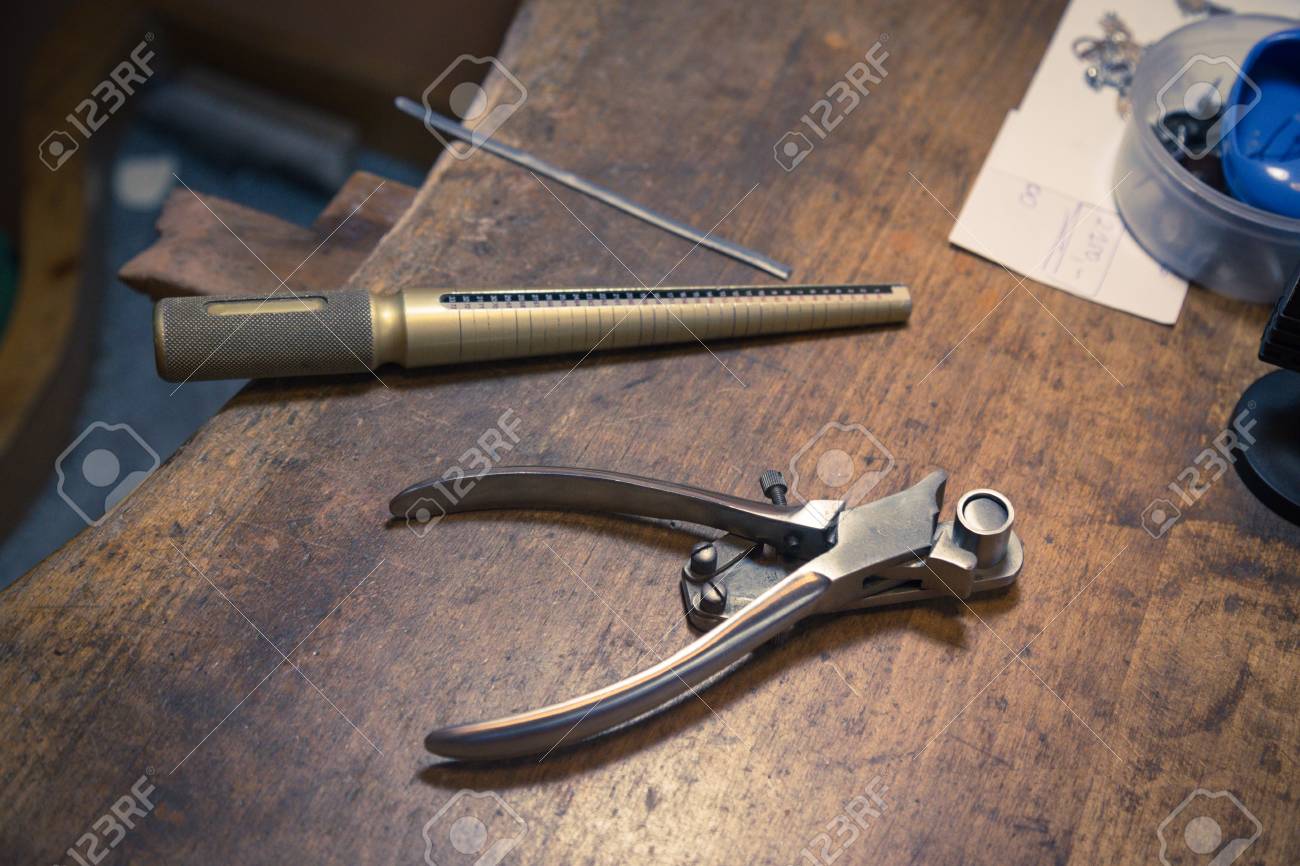 金細工師がリングを作成するために使用するツール の写真素材 画像素材 Image