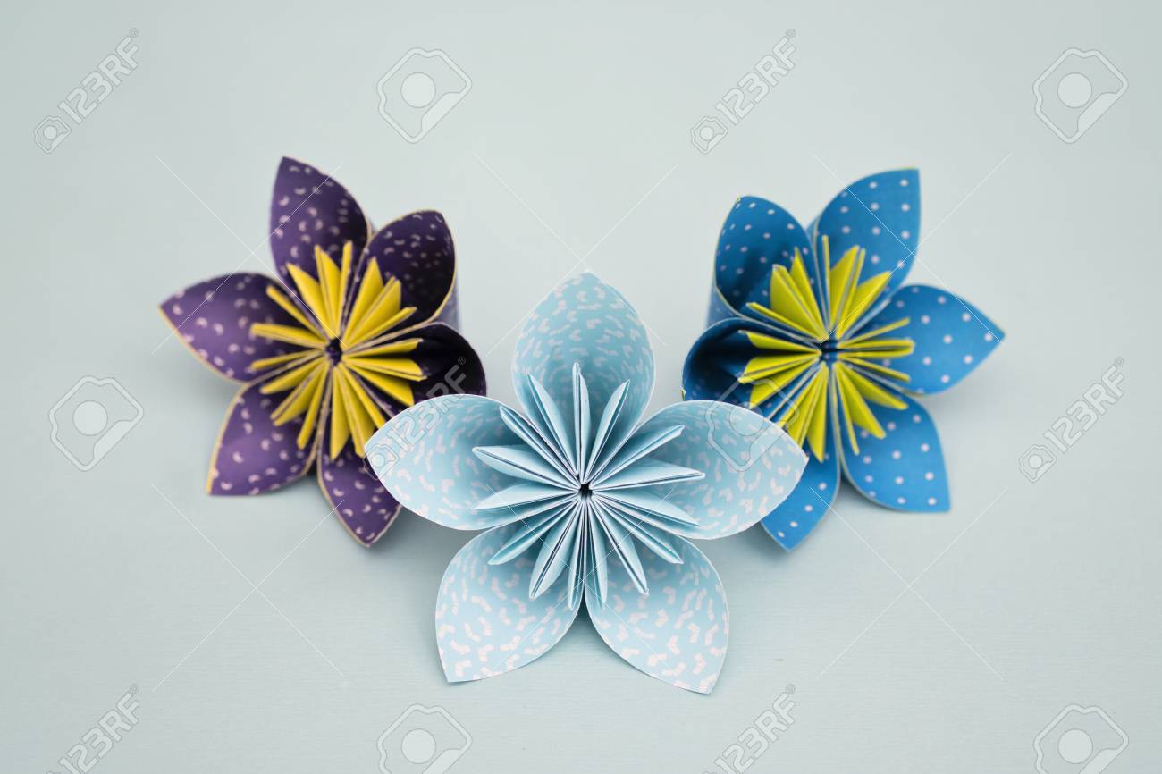 青い背景の花折り紙 の写真素材 画像素材 Image