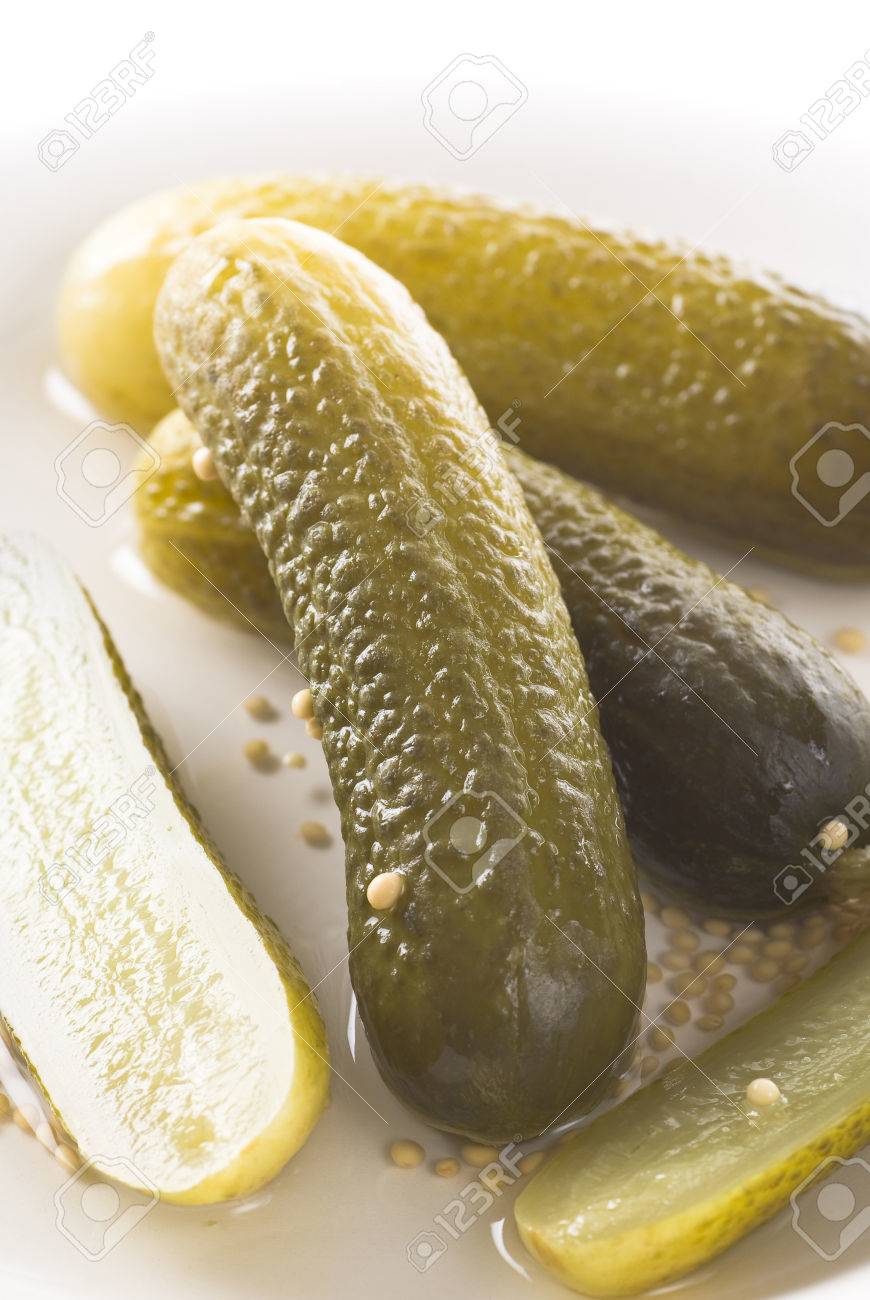 板マスタード シードとディルのピクルス の写真素材 画像素材 Image