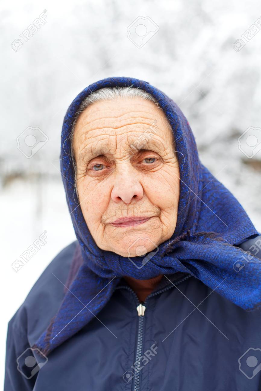 Portrait D'une Vieille Femme À La Retraite Sur L'hiver Banque D'images Et  Photos Libres De Droits. Image 68562620.