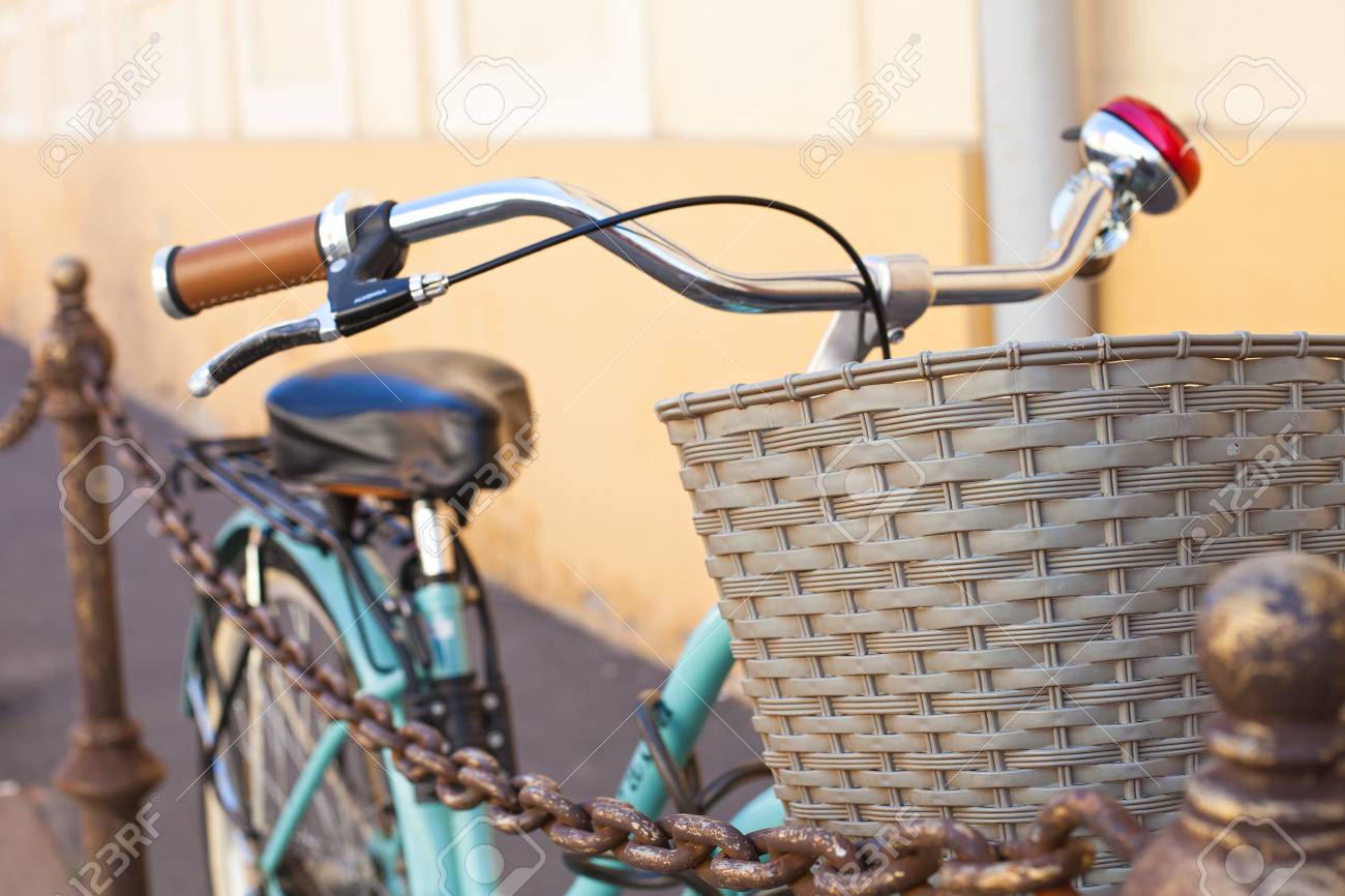 bicicleta vintage con canasta