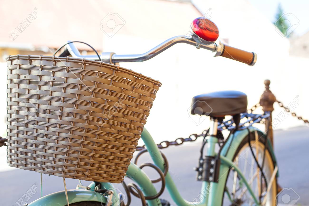 Foto De La Bicicleta Vintage Con De Compras Estacionado En Un Sideway En Hungría, De Fotos, Retratos, Imágenes Y Fotografía Archivo Libres De Derecho. Image 82744966.