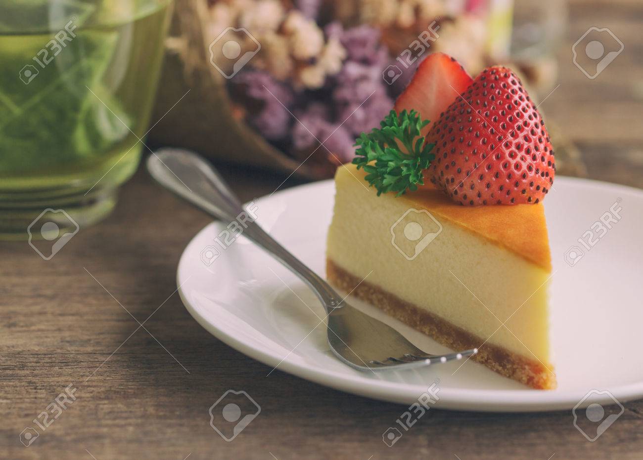 イチゴ パセリで装飾された白い皿の上の自家製ニューヨーク チーズケーキ しっとりと滑らかなクラシック スタイルは焼きチーズケーキです おいしいイチゴのニューヨーク チーズケーキの空間の背景にコピーします の写真素材 画像素材 Image