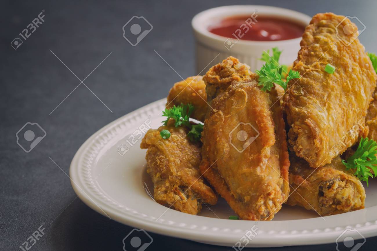 バーベキューのタレを添えて白い皿にフライド チキン ウイング 自家製フライド チキンを美味しいとシャキッとしました クローズ アップ フライド チキンやチリソース トマト ソース ケチャップ を提供しています準備ができて の写真素材 画像素材 Image