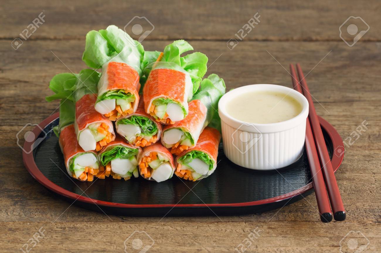 新鮮な野菜とカニ棒で生春巻きを添えてわさびクリーム添えサラダします 和風 前菜や食事の健康的なおいしい料理でサラダや生春巻きをロールバックします の写真素材 画像素材 Image 新鮮な野菜とカニ棒で生春巻きを添えてわさびクリーム添えサラダします 和風 前菜や食事の健康的なおいしい料理でサラダや生春巻きをロールバックします の写真素材 画像素材 Image