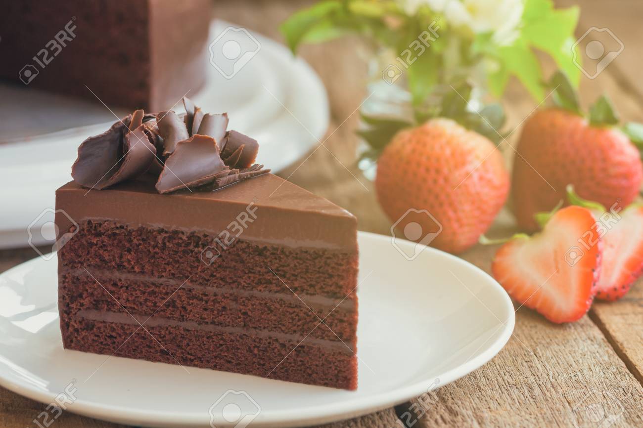 Triangle Tranches De Delicieux Gateau Au Fudge Au Chocolat Noir Decore Avec Curl De Chocolat Sur Plaque Blanche Posee Sur Une Table En Bois Concept De Boulangerie Maison Pour Presenter Une Fete