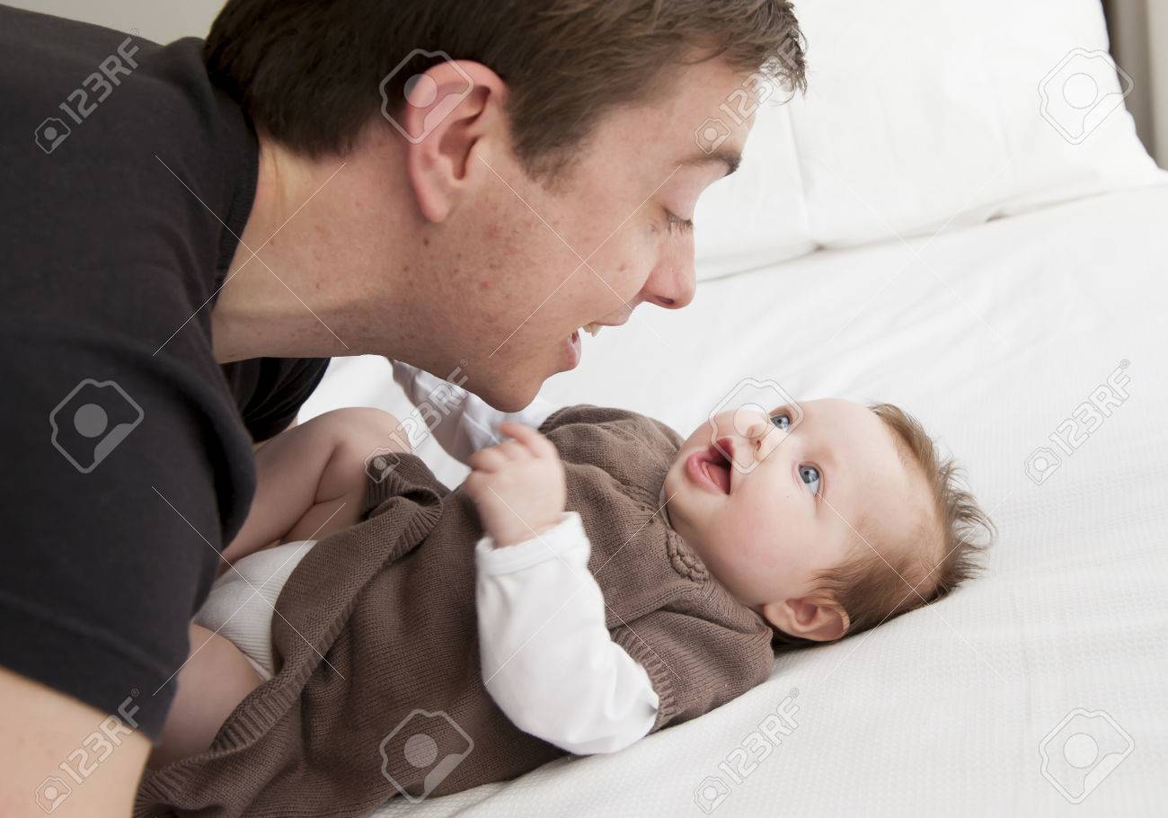 甘い女の赤ちゃん 自宅で遊ぶ若い父親 の写真素材 画像素材 Image