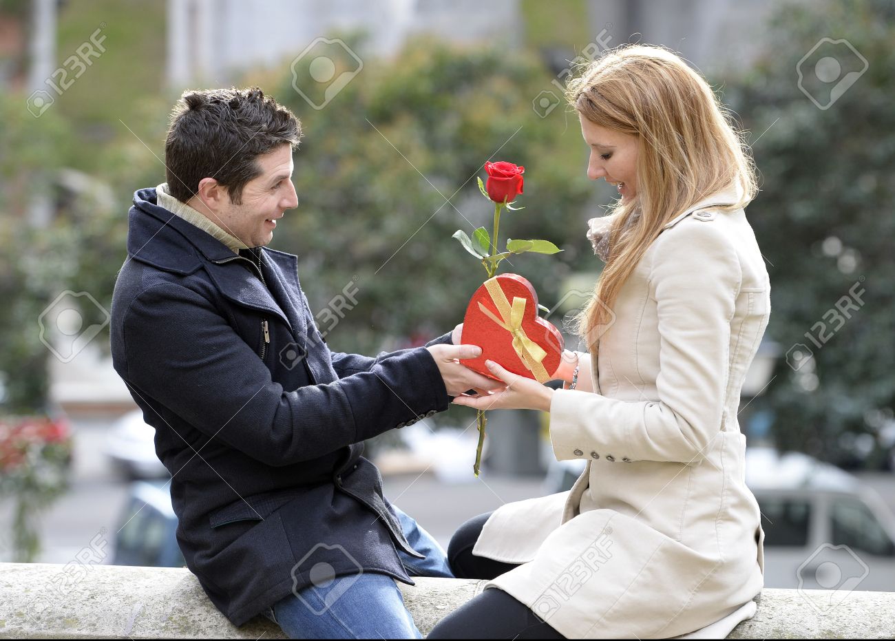 25300662-romantische-mann-der-blumen-und-herz-form-um-eine-frau-zum-valentinstag.jpg