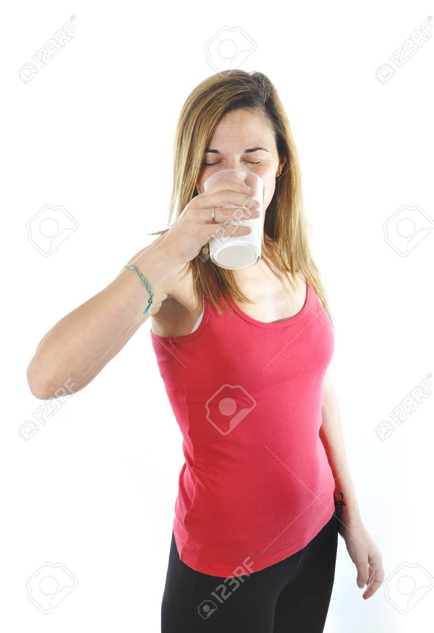 幸せな健康 ダイエットやフィットネスの概念でミルクを飲む彼女の 40 代の熟女 の写真素材 画像素材 Image 28853878