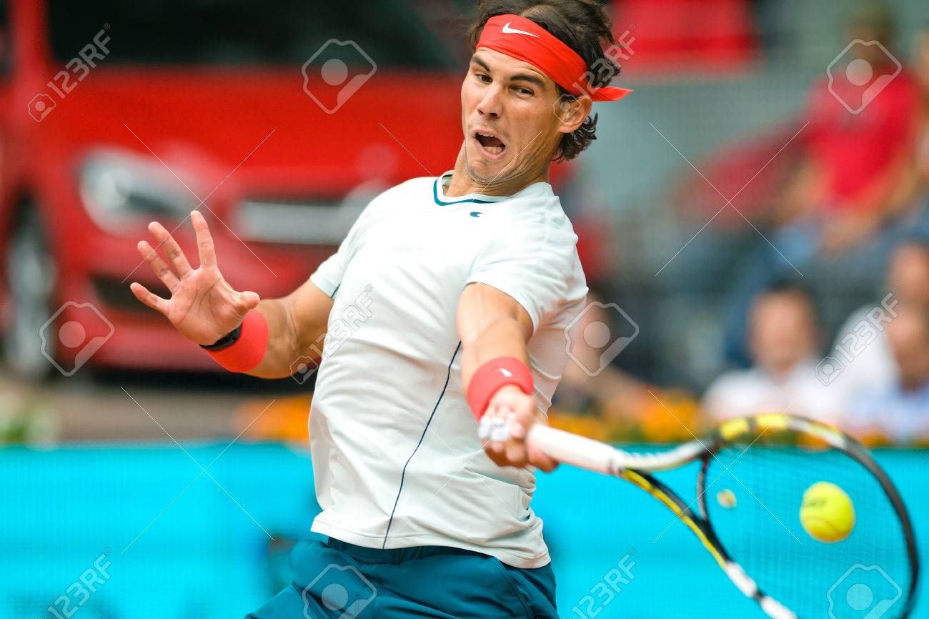 スペインのテニス選手ラファエル ナダルがムトゥアマドリレーニャ マドリード オープン 13年粘土裁判所 Atp ワールドツアーマスターズ 1000年 マギカ会場ラ Caja マドリード大会の試合中にボールを返しますマドリード スペイン 13 年 5 月 8 日 の写真素材